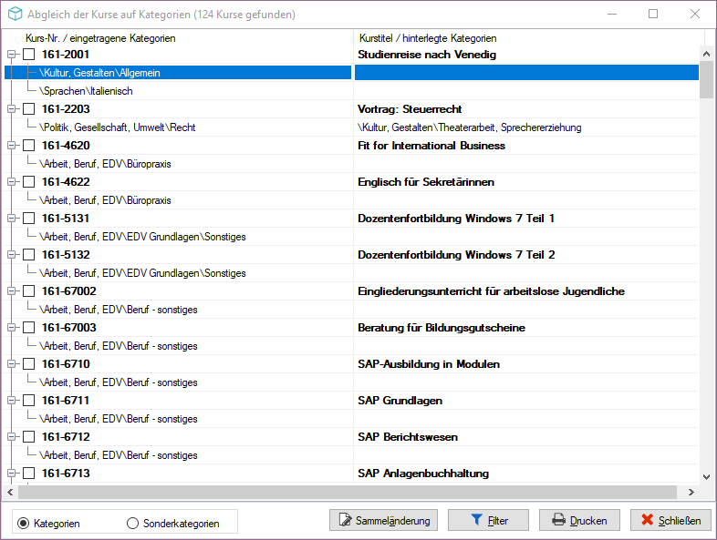 Dialog „Abgleich der Kurse auf Kategorien (124 Kurse gefunden)” mit Grid: linke Spalte „Kurs-Nr. / eingetragene Kategorien”, rechte Spalte „Kurstitel / hinterlegte Kategorien”; Beispiel 161-2203 „Vortrag: Steuerrecht” zeigt links die eingetragene Kategorie \Politik, Gesellschaft, Umwelt\Recht und rechts die hinterlegte Kategorie \Kultur, Gestalten\Theaterarbeit, Sprecherziehung; darüber Kurs 161-2001 „Studienreise nach Venedig” mit zwei eingetragenen Kategorien \Kultur, Gestalten\Allgemein und \Sprachen\Italienisch; unten Auswahl Kategorien/Sonderkategorien sowie Schaltflächen Sammeländerung, Filter, Drucken, Schließen