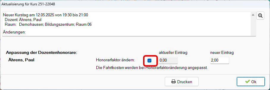 Dialog „Aktualisierung für Kurs 251-2204B” mit dem Protokolltext „Neuer Kurstag am 12.05.2025 …, Dozent: Ährens, Paul”; im Block „Anpassung der Dozentenhonorare” ist nur Ährens, Paul aufgeführt, das Häkchen „Honorarfaktor ändern” ist rot umrandet und gesetzt, aktueller Eintrag 0,00, neuer Eintrag 2,00