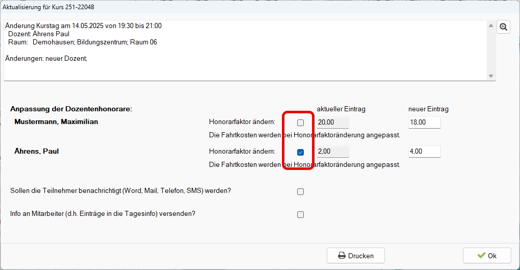 Dialog „Aktualisierung für Kurs 251-2204B” mit dem Protokolltext „Änderung Kurstag am 14.05.2025 …, Änderungen: neuer Dozent”; im Block „Anpassung der Dozentenhonorare” stehen Mustermann, Maximilian (Häkchen „Honorarfaktor ändern” leer, aktueller Eintrag 20,00, neuer Eintrag 18,00) und Ährens, Paul (Häkchen gesetzt, 2,00 → 4,00), beide Häkchen sind gemeinsam rot umrandet