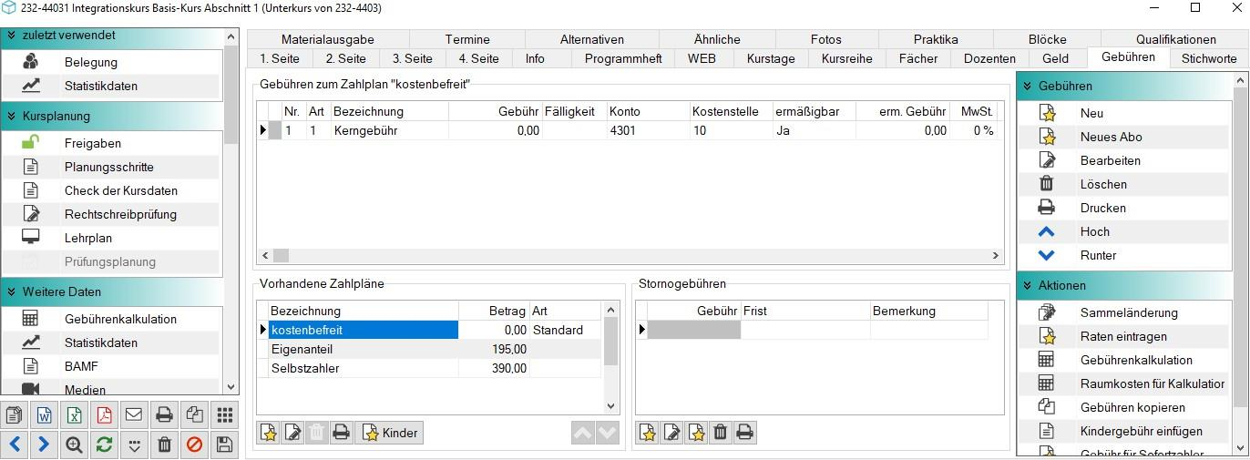 Kursstamm-Reiter „Gebühren” des Kurses 232-44031: oben der Bereich „Gebühren zum Zahlplan ‚kostenbefreit’” mit der Zeile „Kerngebühr” (0,00, Konto 4301, Kostenstelle 10, ermäßigbar Ja, MwSt. 0 %), unten der Bereich „Vorhandene Zahlpläne” mit „kostenbefreit” (0,00, Standard), „Eigenanteil” (195,00) und „Selbstzahler” (390,00)