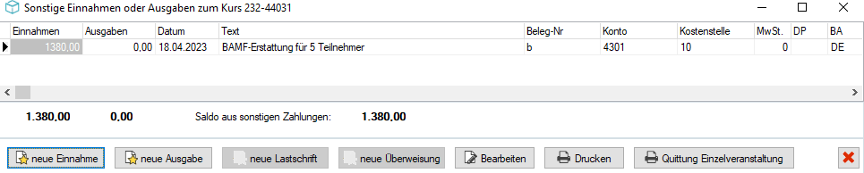 Dialog „Sonstige Einnahmen oder Ausgaben zum Kurs 232-44031” mit einer Einnahme-Zeile über 1.380,00 vom 18.04.2023, Text „BAMF-Erstattung für 5 Teilnehmer”, Beleg-Nr. „b”, Konto 4301, Kostenstelle 10, MwSt. 0, BA „DE”; darunter „Saldo aus sonstigen Zahlungen: 1.380,00” und die Schaltflächen „neue Einnahme”, „neue Ausgabe”, „neue Lastschrift”, „neue Überweisung”, „Bearbeiten”, „Drucken”, „Quittung Einzelveranstaltung”