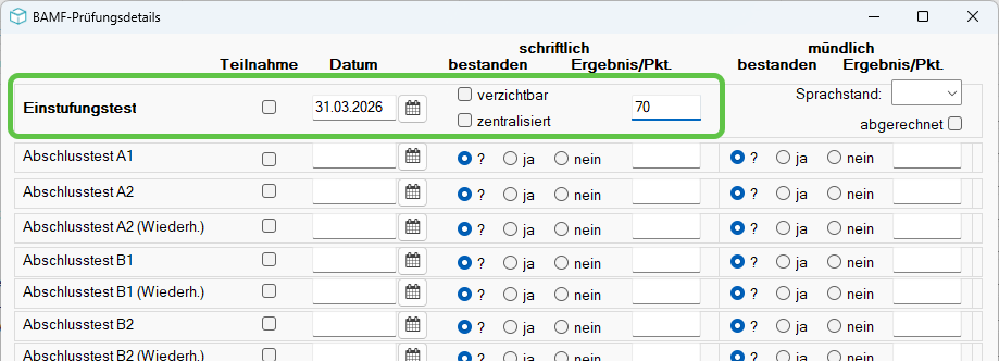 Dialog „BAMF-Prüfungsdetails” mit den Zeilen Einstufungstest, Abschlusstest A1, A2, A2 (Wiederh.), B1, B1 (Wiederh.), B2 und B2 (Wiederh.) — die Zeile Einstufungstest mit Datum 31.03.2026, dem schriftlichen Ergebnis 70 Punkte und den Optionen „verzichtbar” sowie „zentralisiert” ist grün umrandet