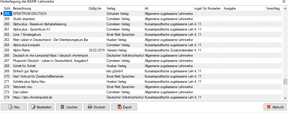 Fenster „Hinterlegung der BAMF-Lehrwerke” mit den Spalten Schl., Bezeichnung, Gültig bis, Verlag, Art, zugel. für Kursarten, Ausgabe und Vorschlag sowie den Buttons Neu, Bearbeiten, Löschen, Drucken, Export und Abbruch