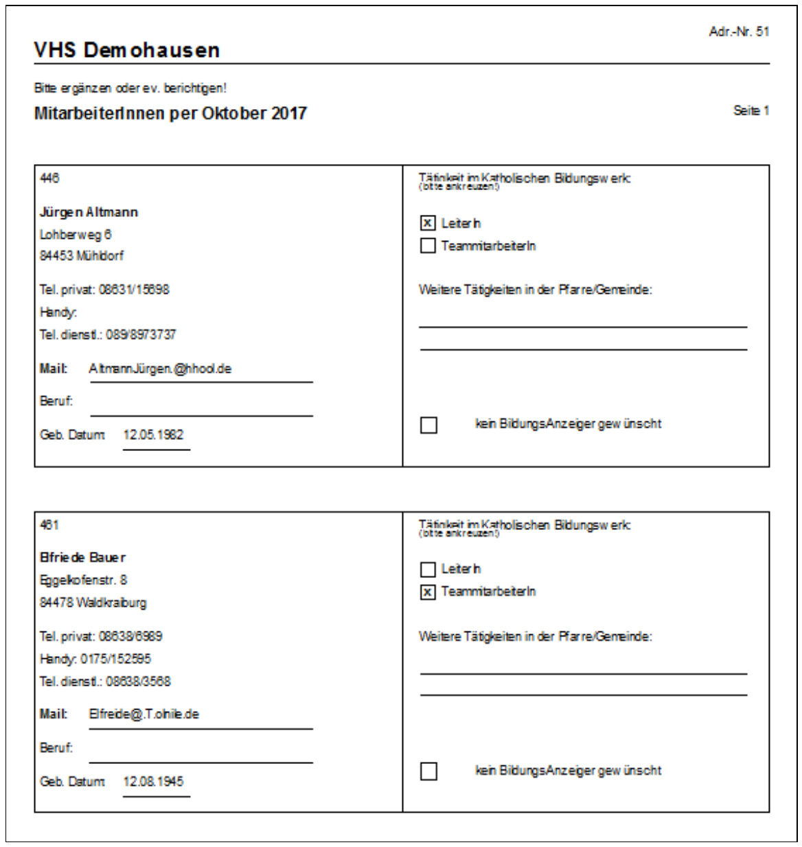 Ausgabe der Mitarbeiter-Übersicht mit dem Kopf VHS Demohausen, der Zeile MitarbeiterInnen per Oktober 2017 und zwei Personenblöcken mit Adresse, Telefonnummern, Mail und Geburtsdatum links sowie den Ankreuzfeldern Leiterin und Teammitarbeiterin rechts