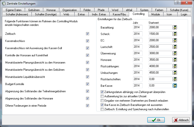 Karteikarte Controlling der Zentralen Einstellungen: links die einzeln freischaltbaren Funktionen des Controlling-Moduls mit Häkchen, rechts der Block Einstellungen für das Zeitbuch mit Jahr, Startwert und Handsymbol je Bereich sowie fünf Zusatzschaltern