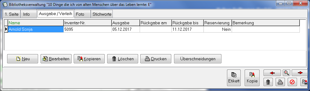 Buch-Stammsatz, Reiter Ausgabe / Verleih, mit einer Ausleih-Zeile und den Spalten Name, Inventar-Nr., Ausgabe, Rückgabe am, Rückgabe bis, Reservierung und Bemerkung sowie den Schaltflächen Neu, Bearbeiten, Kopieren, Löschen, Drucken und Überschneidungen