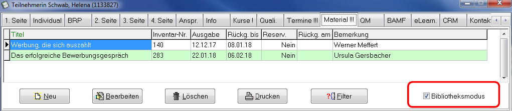 Teilnehmerstamm, Reiter Material, mit zwei Buch-Ausleihen und den Spalten Titel, Inventar-Nr., Ausgabe, Rückg. bis, Reserv., Rückg. am und Bemerkung sowie dem rot umrahmten Kontrollkästchen Bibliotheksmodus rechts unten