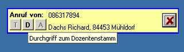 Kleines gelbes Einblendfenster mit dem Text Anruf von: 086317894, den drei Schaltflächen T, D und A, dem Namen Dachs Richard, 84453 Mühldorf, einem Schließen-Symbol und dem eingeblendeten Hinweis Durchgriff zum Dozentenstamm