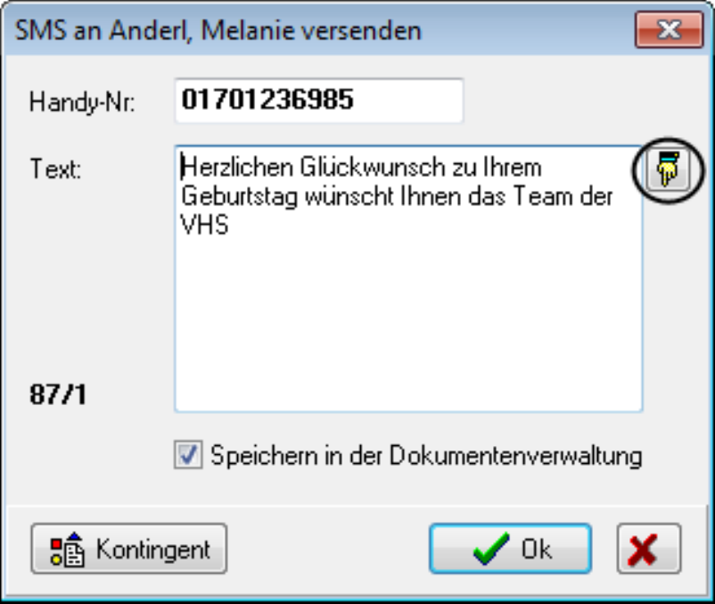 Dialog SMS an Anderl, Melanie versenden mit dem Feld Handy-Nr, dem Textfeld mit einem Geburtstagsgruß, dem schwarz umkreisten Hand-Symbol, dem Zähler 87/1, dem Kontrollkästchen Speichern in der Dokumentenverwaltung und den Schaltflächen Kontingent und Ok
