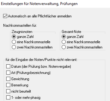 Dialog Einstellungen für Notenverwaltung, Prüfungen mit dem Schalter Automatisch an alle Pflichtfächer anmelden, den Nachkommastellen für Zeugnisnoten und Gesamt-Note sowie der Liste der ausblendbaren Felder
