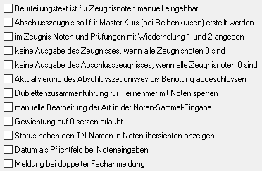 Kontrollkästchen-Block des Einstellungsdialogs mit den Schaltern Beurteilungstext manuell eingebbar, Abschlusszeugnis für Master-Kurs, Wiederholung 1 und 2, den beiden Nullnoten-Sperren, Aktualisierung bis Benotung abgeschlossen, Dublettensperre, manuelle Bearbeitung der Art, Gewichtung auf 0, Status neben TN-Namen, Datum als Pflichtfeld und Meldung bei doppelter Fachanmeldung
