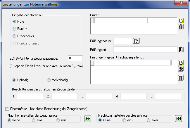 Dialog Einstellungen zur Notenverwaltung mit der Gruppe Eingabe der Noten als (Note, Punkte, Gradepoints, Punktesystem 3), dem Feld ECTS-Punkte für Zeugnisausgabe, den Optionsschaltern 1-phasig und mehrphasig, den Feldern für Prüfer, Prüfungsdatum, Prüfungsort und fachübergreifende Prüfungen, fünf Feldern für zusätzliche Zeugnistexte, dem Schalter Oberstufe und den Nachkommastellen für Zeugnisnote und Gesamtnote