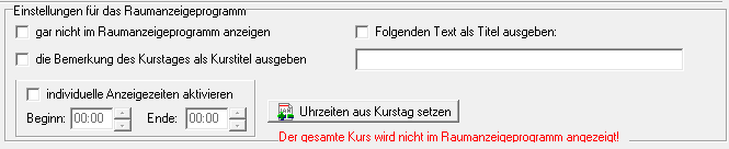 Bereich Einstellungen für das Raumanzeigeprogramm im Kurstag – Kontrollkästchen gar nicht im Raumanzeigeprogramm anzeigen, die Bemerkung des Kurstages als Kurstitel ausgeben und Folgenden Text als Titel ausgeben mit Textfeld, darunter individuelle Anzeigezeiten aktivieren mit Beginn und Ende, die Schaltfläche Uhrzeiten aus Kurstag setzen sowie der rote Hinweis, dass der gesamte Kurs nicht angezeigt wird