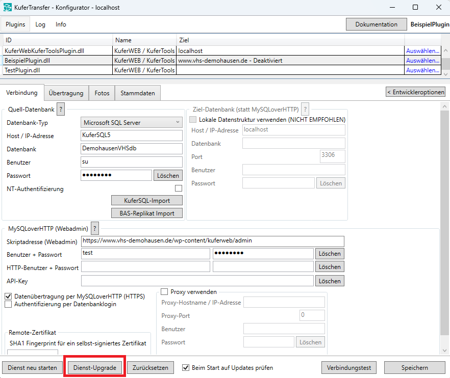 KuferTransfer Konfigurator, Reiter Verbindung mit Plugin-Tabelle, Quell-Datenbank, Ziel-Datenbank und MySQLoverHTTP-Bereich; in der unteren Leiste die Schaltflächen Dienst neu starten, Dienst-Upgrade (rot umrahmt), Zurücksetzen, das Kontrollkästchen Beim Start auf Updates prüfen sowie Verbindungstest und Speichern