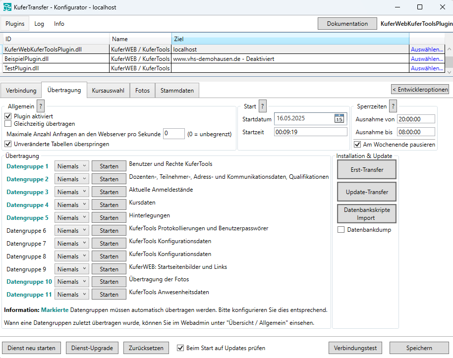 Reiter Übertragung im KuferTransfer Konfigurator: Bereich Allgemein mit Plugin aktiviert, Gleichzeitig übertragen, Maximale Anzahl Anfragen an den Webserver pro Sekunde und Unveränderte Tabellen überspringen, Bereich Start mit Startdatum und Startzeit, Bereich Sperrzeiten mit Ausnahme von 20:00:00, Ausnahme bis 08:00:00 und Am Wochenende pausieren; Liste Datengruppe 1 bis 11 mit Intervall-Auswahl (Niemals), Schaltfläche Starten und Beschreibung; rechts Bereich Installation & Update mit Erst-Transfer, Update-Transfer, Datenbankskripte Import und Datenbankdump